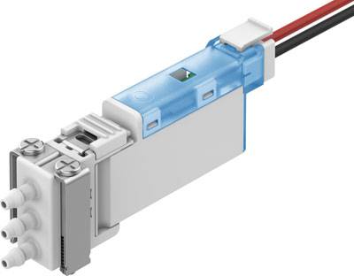 Glasfaserstecker mit drei Ports und blauer Abdeckung, an zwei Kabel angeschlossen. Geeignet für Netzwerkinfrastruktur.