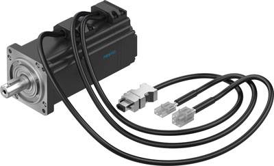 Ein schwarzer Elektromotor mit hervorstehender Antriebswelle und zwei Kabeln mit Steckverbindungen; dient zur Steuerung von Maschinen.