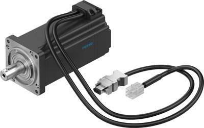 Schwarzer Servomotor mit angeschlossenen Kabeln und Steckern, auf weißem Hintergrund.