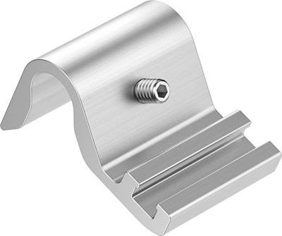 Metallklemme mit Schraube, die vermutlich zur Befestigung von Solarpanelen verwendet wird. Die Klemme hat einen gebogenen oberen Teil.