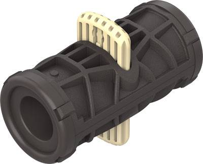 Ein schwarzes, zylindrisches Rohrverbindungsstück mit einem beige-farbenen Riegel oben, das für Wasserleitungen verwendet wird.