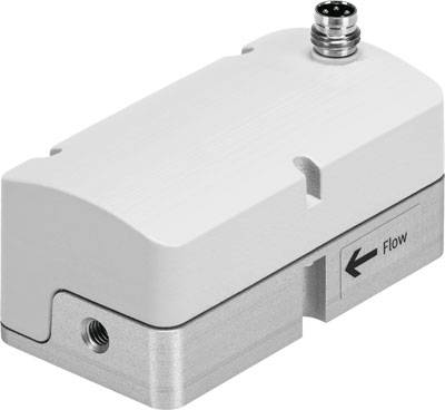 Ein rechteckiger, weiß-grauer Sensor mit Metallunterseite und Pfeil mit Beschriftung 'Flow' zeigt die Flussrichtung an.