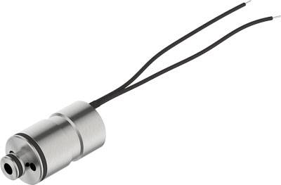 Silbernes, zylindrisches Bauteil mit zwei schwarzen Kabeln, ähnlich einem Sensor oder Aktuator, auf weißem Hintergrund.