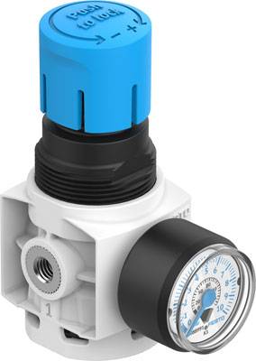 Druckregler mit blauem Drehknopf und Manometer, Skala von 0 bis 12 bar, zur Regulierung des Luftdrucks in technischen Anwendungen.