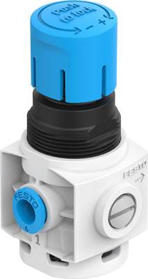 Ein weißes und blaues Bauteil von FESTO, wahrscheinlich ein Druckregler, mit Einstellknopf oben und Pfeilmarkierungen an der Seite.