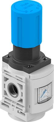 Druckregler mit blauem Drehknopf, eingebautem Manometer und grauer Gehäusefarbe, verwendet zur Regelung des Drucks in pneumatischen Systemen.