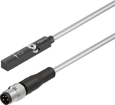 Sensor mit Kabel und Stecker von Festo. Der Sensor ist stabförmig mit einem dreiadrigen Kabel verbunden, das in einem runden Stecker endet.