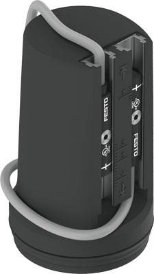 Schwarzer zylindrischer Sensor mit zwei Markenlogos und Anschlüssen an der Seite. Ein Kabel ist oben angeschlossen.