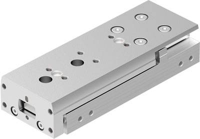 Metallschlitten mit mehreren Bohrlöchern und Schraubvorrichtungen auf einer flachen, rechteckigen Oberfläche.