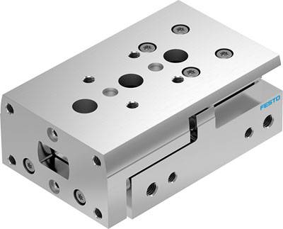 Ein rechteckiger, silberner Pneumatikzylinder mit mehreren Löchern und Schrauben, geeignet für industrielle Automatisierung.