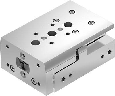 Ein rechteckiger, silberner mechanischer Schlitten mit mehreren Bohrungen und einem Schiebemechanismus, verwendet für präzise Positionierungen.