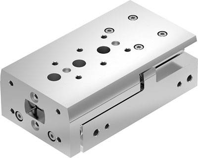 Ein silberner, rechteckiger Metallzylinder mit mehreren Bohrungen und Schraublöchern, geeignet für industrielle Maschinenanwendungen.