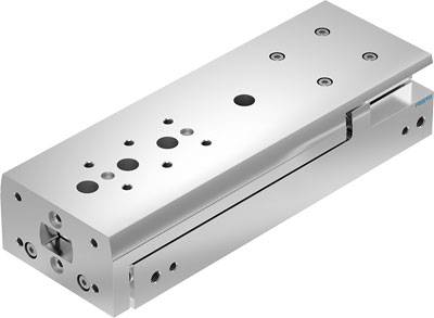 Längliche Metallvorrichtung mit mehreren Löchern und Schrauben, möglicherweise ein Maschinenteil oder Schlittenführungssystem.