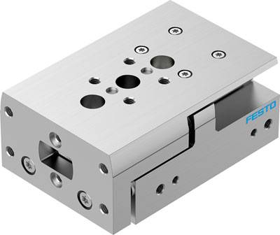 Metallisches Bauteil mit mehreren Bohrungen und Schrauben, Industriebeschriftung 'FESTO' sichtbar.