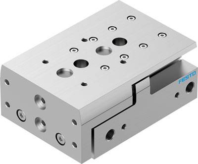 Metallischer Schlitten mit mehreren Befestigungslöchern und dem Festo-Logo; Teil eines pneumatischen Systems, wahrscheinlich zur präzisen Führung.
