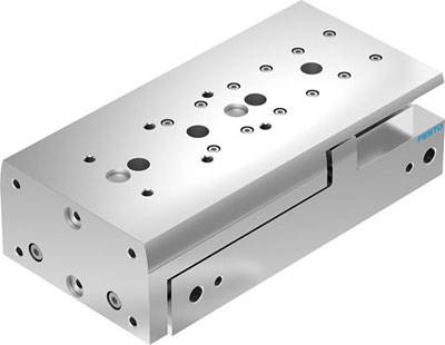 Metallischer pneumatischer Zylinderblock mit mehreren Befestigungsbohrungen. Er ist aus poliertem silbernem Metall gefertigt.