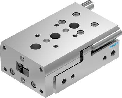 Ein rechteckiger Metallzylinder mit Löchern und Schrauben, möglicherweise Teil einer Maschine oder eines mechanischen Systems.