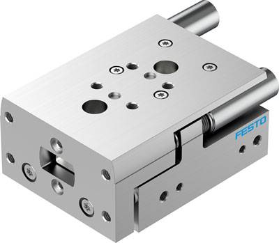 Metallischer Pneumatikzylinder mit mehreren Schraubenlöchern, hergestellt von Festo. Geeignet für präzise, lineare Bewegungen in Maschinen.