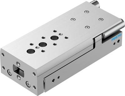 Metallischer Linearantrieb mit mehreren Bohrungen und Schrauben, seitlich befestigter Zylinder. Logo von Festo sichtbar.