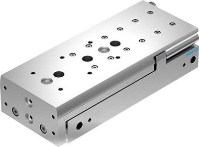 Silberner pneumatischer Schlitten mit mehreren Befestigungsbohrungen und einem rechteckigen Gehäuse, von Festo, für Maschinenanwendungen.