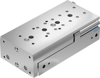 Ein rechteckiger pneumatischer Zylinder aus Metall mit mehreren Befestigungslöchern und einem seitlichen Anschluss.