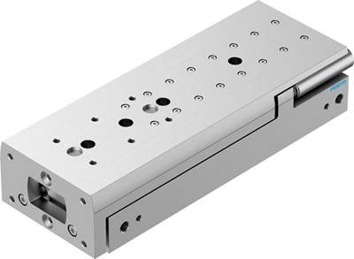 Silberne Linearführung mit mehreren Bohrungen und Schraubenlöchern, verwendet zur präzisen Bewegung in Maschinen und Anlagen.