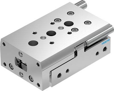 Silberner pneumatischer Schlittenzylinder mit Schrauben und Anschlüssen, verwendet zur genauen Bewegungskontrolle in industriellen Anwendungen.