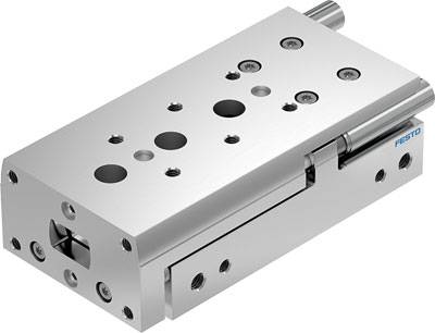 Zylinder mit linearen Führungen, silbernes Metallgehäuse, bohrungsartiger Aufbau, verwendet für maschinelle Bewegungssteuerung.