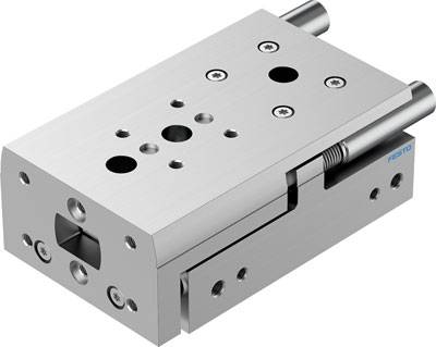 Pneumatischer Schlittenzylinder aus Metall mit Befestigungslöchern und seitlichem Logo. Geeignet für präzise Linearbewegungen in Maschinen.