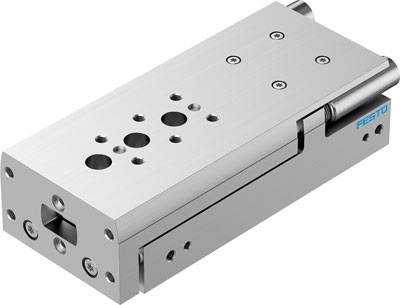 Ein linearer Pneumatikzylinder aus Metall mit mehreren Befestigungspunkten und einem Schiebeelement, verwendet in der Automatisierungstechnik.