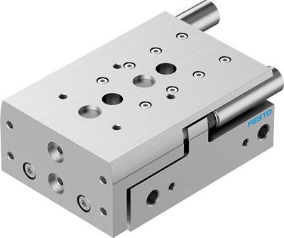 Metallisches pneumatisches Bauteil mit mehreren Bohrungen und Schlitzen, mit 'Festo'-Logo. Verwendet für präzise Steuerungen.