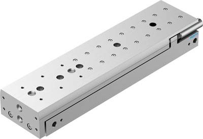 Silberfarbener Metallzylinder mit mehreren Bohrungen und einem seitlichen, blauen Logo. Industrielles Element auf weißem Hintergrund.