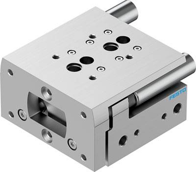 Ein rechteckiger Metallblock mit mehreren runden Öffnungen und Schraubenlöchern, seitlich zwei zylindrische Elemente, Festo-Logo.