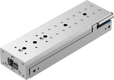 Ein pneumatischer Linearantrieb aus Metall mit mehreren Bohrungen und einem zylindrischen Element an der oberen rechten Seite.