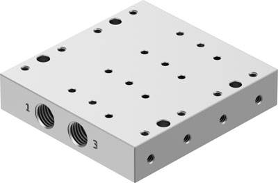 Ein rechteckiger Metallblock mit mehreren Gewindebohrungen an den Seiten und auf der Oberfläche. Entworfen für modulare Maschinenbauanwendungen.
