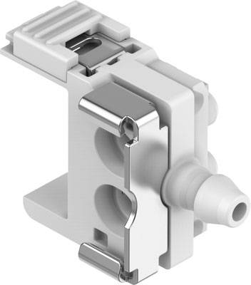 Ein weißer Kunststoff-Bauteil, vermutlich ein elektrischer Steckverbinder oder Adapter, mit metallischen Kontakten und Anschlussöffnung.