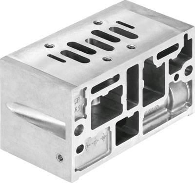 Metallischer Maschinenblock mit mehreren rechteckigen Ausschnitten und Bohrungen. Strukturiertes Design zur Verbesserung der Funktionalität.