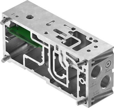 Ein komplexes metallisches Maschinenbauteil mit verschiedenen Aussparungen und Schraubenlöchern, vermutlich aus Aluminium gefertigt.