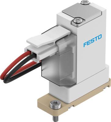 Ein weißes, rechteckiges Teil mit der Aufschrift 'FESTO', Schrauben oben, sowie rote und schwarze Kabel, befestigt auf einer Montageplatte.