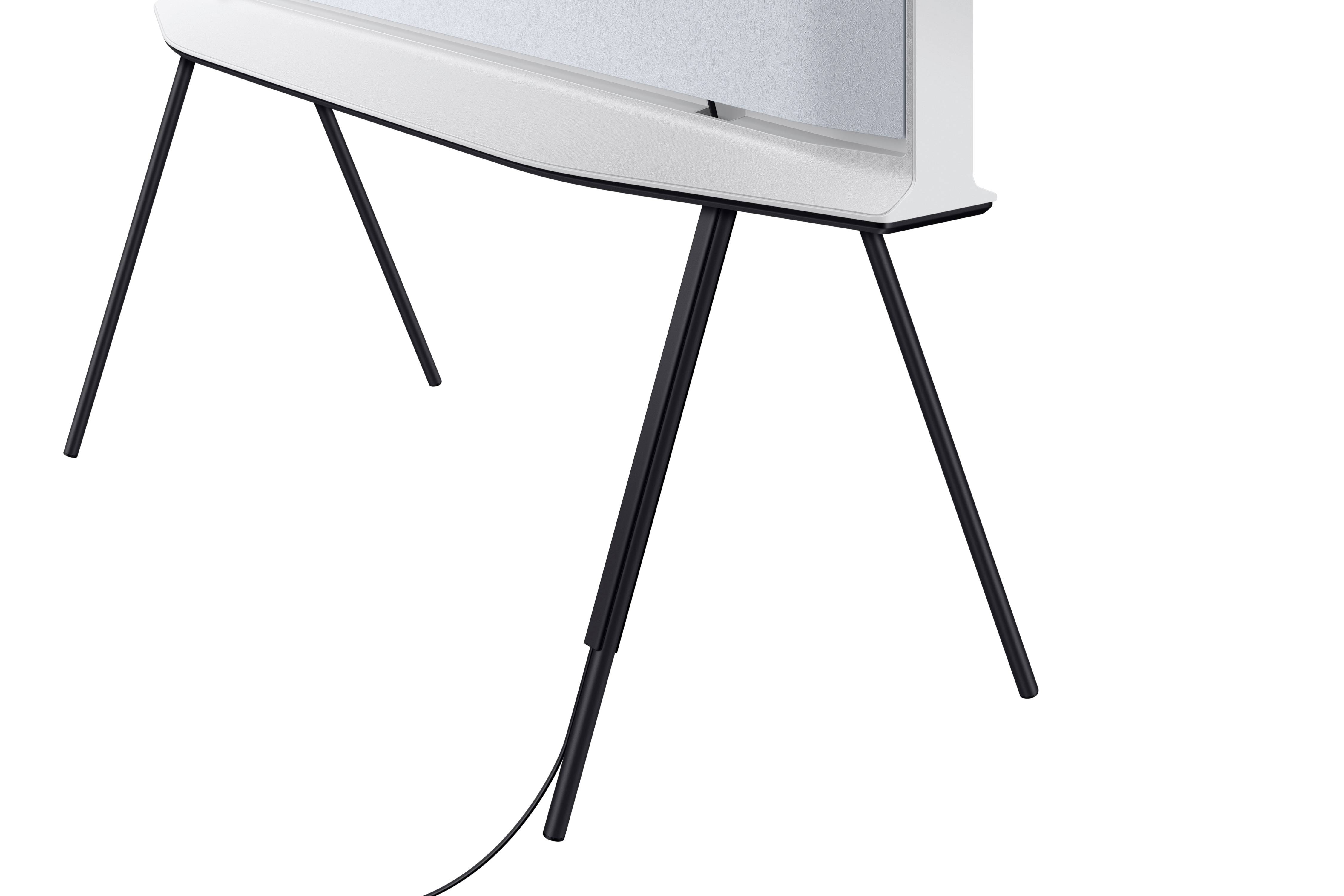 Ein Fernseher mit minimalistischem Design, auf einem Stativ stehend. Kabel ragt nach unten.