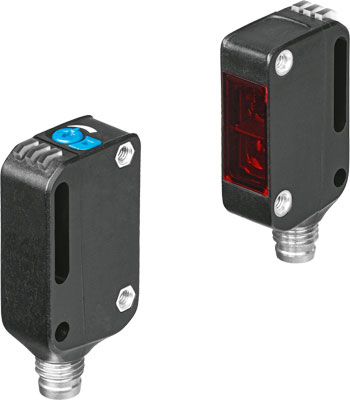 Zwei rechteckige Sensoren in schwarzem Gehäuse mit Metallgewinde, einer zeigt blaues, der andere rotes Licht. Sie sind nebeneinander platziert.