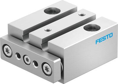 'FESTO' Klemmhalterung, Metallblock mit Schraubenlöchern, robustes Bauteil für industrielle Anwendungen.