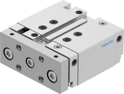 Ein pneumatischer Schlitten von Festo, in Metallgrau, mit Bohrungen und Anschlüssen für industrielle Anwendungen.