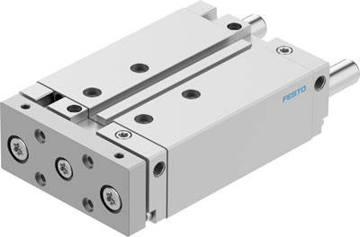Metallischer pneumatischer Zylinder mit rechteckiger Form und seitlichen Befestigungsschrauben. Vorne ist das Logo der Marke sichtbar.