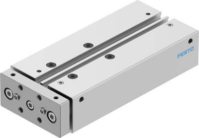 Schlitten eines pneumatischen Antriebs mit mehreren Befestigungspunkten und zwei parallelen Führungsschienen, Markenname 'FESTO'.