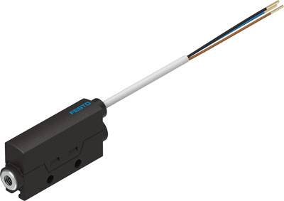 Ein schwarzer, rechteckiger Sensor mit zwei herausragenden Drähten, beschriftet mit 'FESTO', verwendet in industriellen Anwendungen.