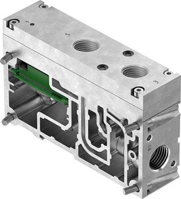 Metallisches Bauteil, Querschnittsansicht. Mehrere Kanäle und Öffnungen sichtbar. Verwendet für Präzisionsmaschinenbau.