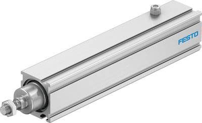 Ein pneumatischer Zylinder von Festo in rechteckiger Form mit silberner Oberfläche, sichtbar sind Anschlüsse und das Firmenlogo.