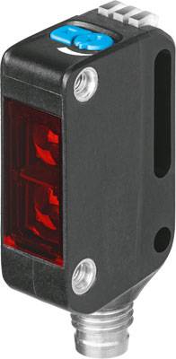 Ein rechteckiger, schwarzer Sensor mit rotem Fenster, Kabelanschluss und blauen Tasten oben. Verwendet zur Objekterkennung in industriellen Anwendungen.