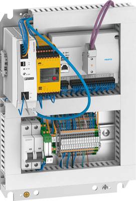 Elektrischer Schaltschrank mit Verdrahtung und verschiedenen Komponenten wie Schaltern und Klemmen, zur Steuerung elektrischer Systeme.